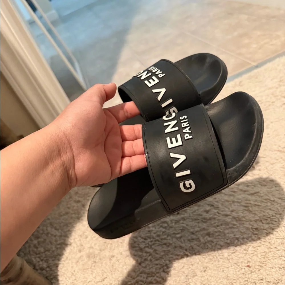 Givenchy Black and White Logo Slides - Picture 3 of 7